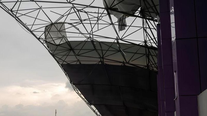 Sejumlah atap dan fasilitas Stadion Indomilk Arena, Kelapa Dua, Kabupaten Tangerang, Banten, tersapu angin kencang pada Senin sore. (ANTARA/Azmi Samsul M)