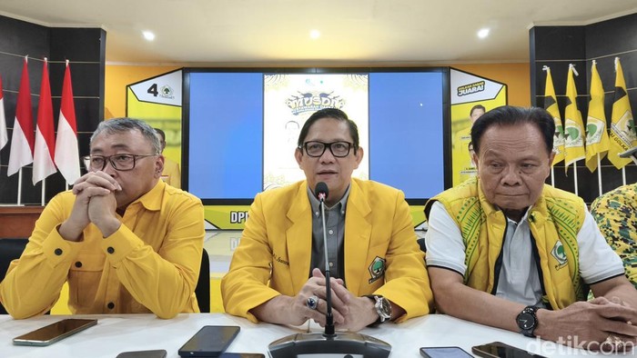 Sekretaris Golkar Jabar MQ Iswara saat memberi keterangan soal Musda