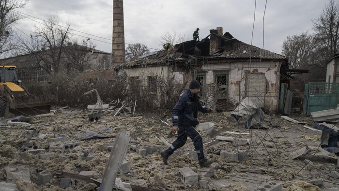 SLOVIANSK, DONETSK REGION, UKRAINE - MARCH 31: A view of destruction after a Russian KAB-25a guided bomb attack in a residential area of ââSloviansk, Ukraine, on March 31, 2026. (Photo by Jose Colon/Anadolu via Getty Images)