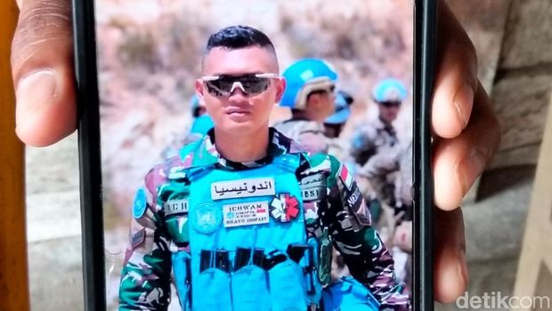 Keluarga menunjukkan foto Sertu Ichwan yang gugur saat tugas di Lebanon, Selasa (31/3/2026).