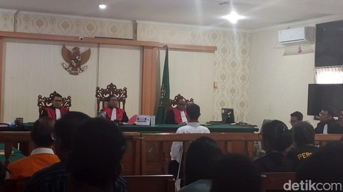 Sidang tanggapan atas eksepsi kasus aktivis Bali Tidak Diam Tomy Priatna Wiria di PN Denpasar, Selasa (31/3/2026).  (Foto: Wibhi Leksono/detikBali)
