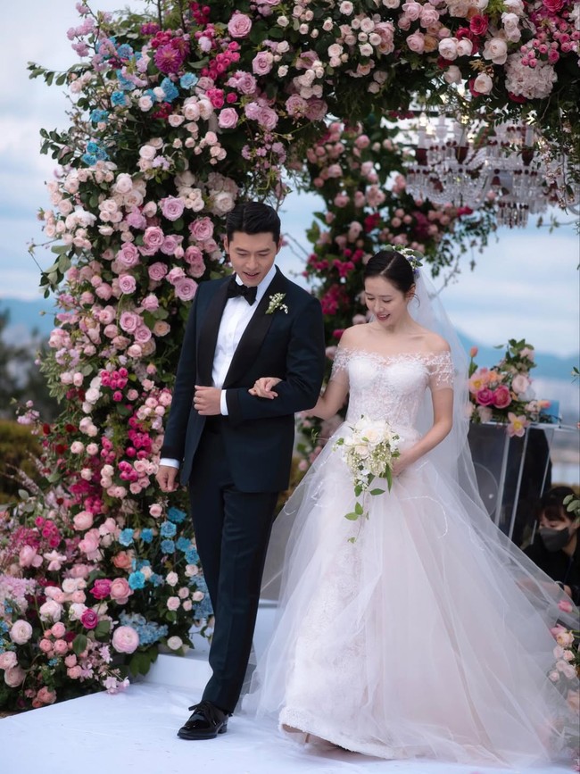Meski kerap ditutupi stiker, Son Ye Jin baru-baru ini membagikan foto keduanya bersanding di pelaminan untuk merayakan ulang tahun pernikahan keempat. Foto: dok. Instagram @yejinhand