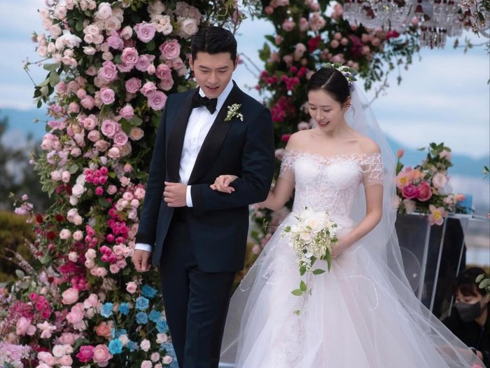 Son Ye Jin merayakan empat tahun pernikahan bersama Hyun Bin.