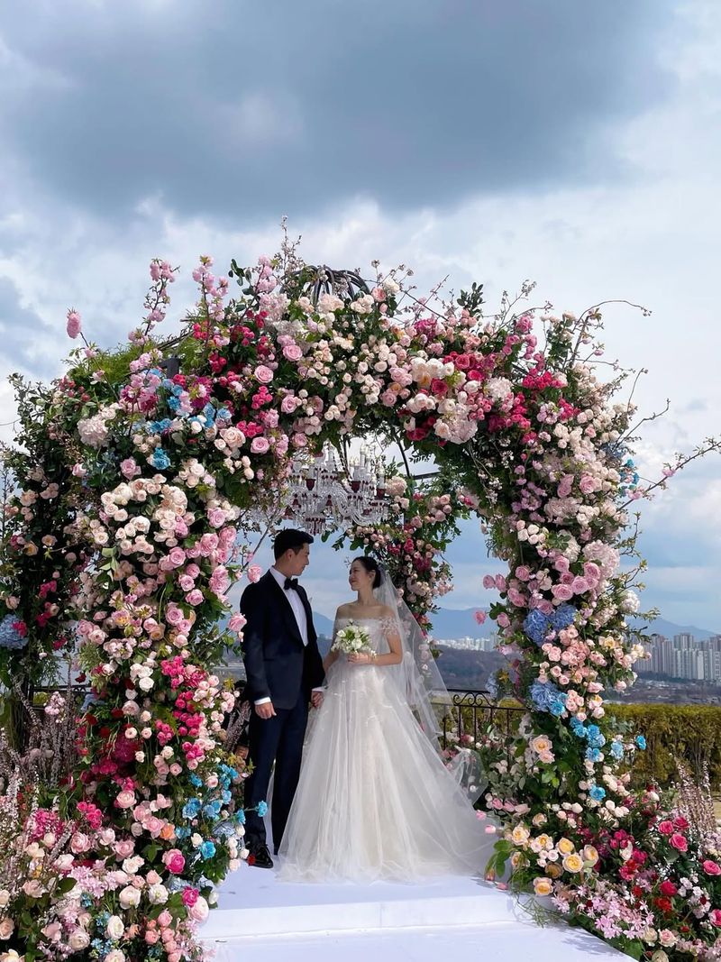 Son Ye Jin merayakan empat tahun pernikahan bersama Hyun Bin. Son Ye Jin merayakan empat tahun pernikahan bersama Hyun Bin.