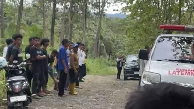 Seorang wanita berinisial NI ditemukan meninggal di Soppeng, Sulsel, diduga dibunuh. Pelaku berinisial BA telah ditangkap.