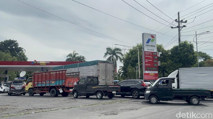 SPBU Pertamina di Surabaya antre panjang