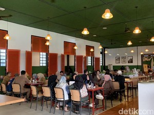 Surga Kuliner Tradisional di Balik Gedung Bersejarah Bandung
