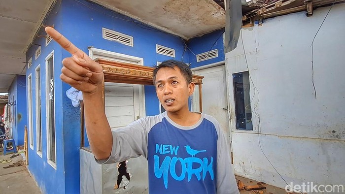 Sudrajat (38), seorang penjual bakso yang turut menjadi korban angin kencang di Kampung Neglasari, Desa Mekarsari, Kecamatan Pacet, Kabupaten Bandung.