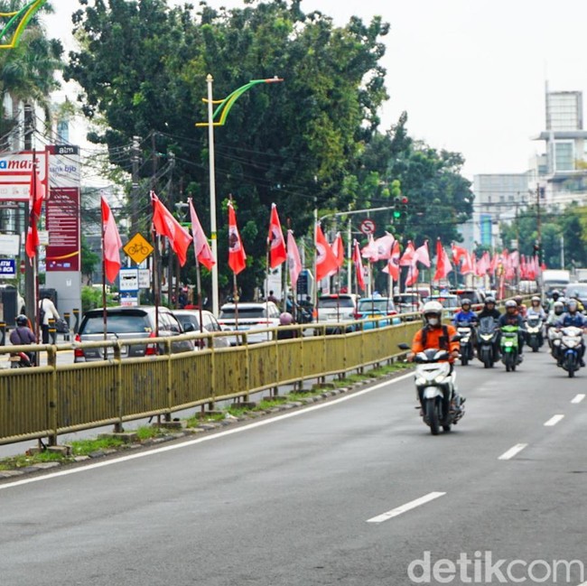 Tebet Dipenuhi Bendera Partai, Penertiban Jadi Sorotan