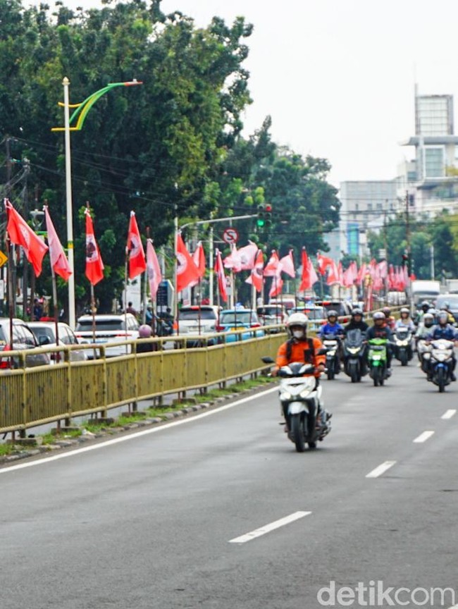 Tebet Dipenuhi Bendera Partai, Penertiban Jadi Sorotan