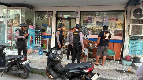 Tim Jalak Nusa Polsek Nusa Penida mengamankan seorang WN AS mabuk miras di Jalan Raya Mentigi, Desa Batununggul, Senin (30/3/2026).