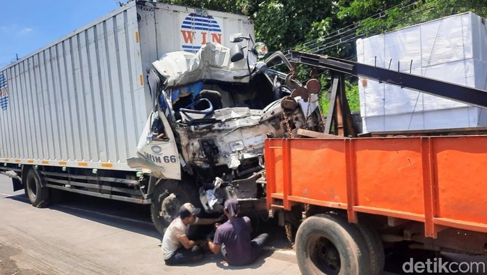 Truk terlibat adu banteng dengan bus di Situbondo