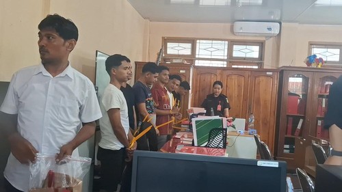 Tujuh tersangka pengeroyokan dan pembakaran mahasiswa UMBY, Sebastianus Bokol, diserahkan oleh Polda NTT ke Kejari Kota Kupang, NTT, Selasa (31/3/2026). (Yufengki Bria/detikBali)