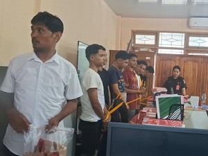 Keluarga 7 Tersangka Pembakaran Mahasiswa UMBY Protes di Kejari Kupang