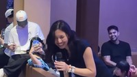 Ibu negara yang ngumpulin dan chat satu-satu (hampir) semua sahabatnya Vidi. Jadi MC juga lo dia. Vid, lo pasti bangga banget, nih cewek keren parah, kata Febby Rastanty dalam Instagram Stories miliknya. Foto: dok instagram Febby Rastanty