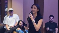 Ia mengunggah momen Sheila Dara memberikan sepatah dua patah kata di salah satu restoran. Foto: dok instagram Febby Rastanty
