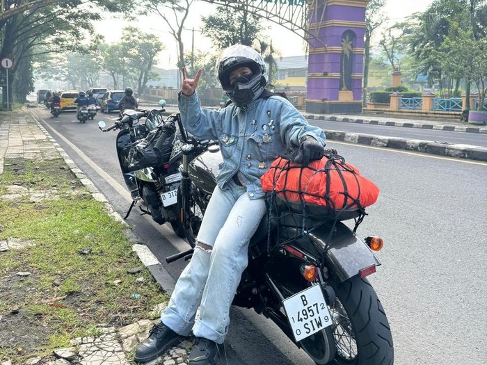 Viral aksi dua wanita tangguh touring motor Bandung-Wonosobo.  Tempuh 10 jam rute antarprovinsi.