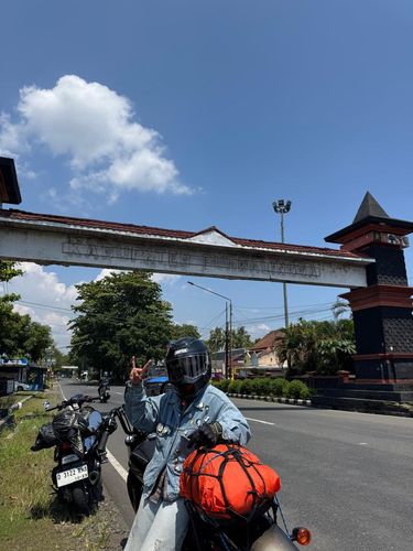 Viral aksi dua wanita tangguh touring motor Bandung-Wonosobo.  Tempuh 10 jam rute antarprovinsi.