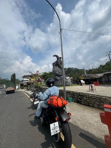 Viral aksi dua wanita tangguh touring motor Bandung-Wonosobo.  Tempuh 10 jam rute antarprovinsi.