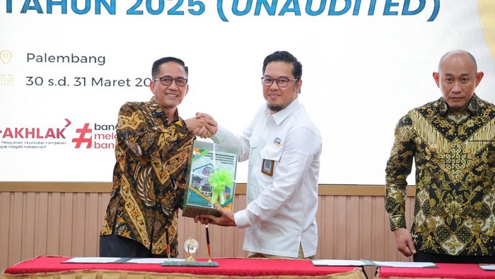 Wali Kota Palembang Ratu Dewa menyerahkan LKPD Tahun 2025