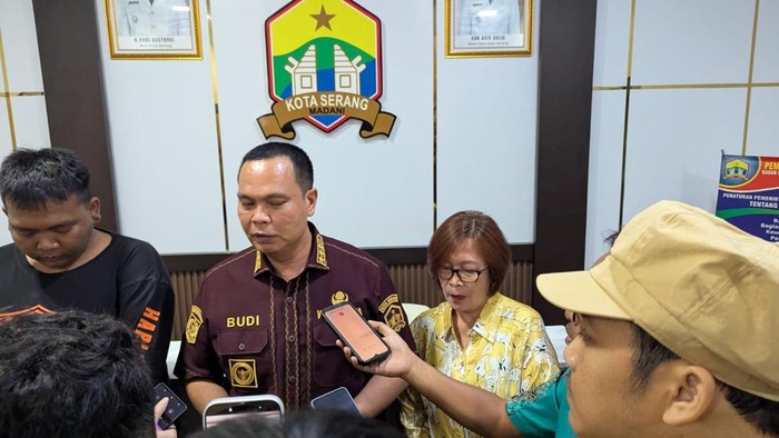 Wali Kota Serang, Budi Rustandi, bersama pemuda asal Kota Serang, Caderra Pasqy Naiga Prasasty, korban tindak pidana perdagangan orang (TPPO) di Kamboja.