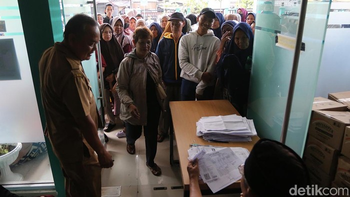 Warga penerima manfaat mengantre pembagian bantuan pangan (PBP) periode Februari dan Maret 2026 di Kantor Kelurahan Jurangmangu Timur, Tangerang Selatan, Selasa (31/3/2026). Kelurahan setempat menyalurkan bantuan kepada 1.536 penerima.