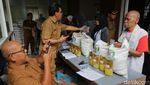 Warga Antre Bantuan Beras dan Minyak di Tangsel