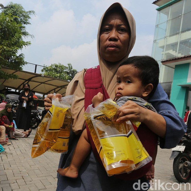 Warga Antre Bantuan Beras dan Minyak di Tangsel