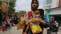 Antrean warga sudah terlihat sejak pukul 07.00 WIB dengan waktu tunggu sekitar dua jam.