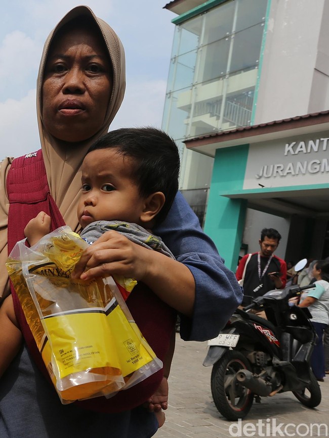 Warga Antre Bantuan Beras dan Minyak di Tangsel