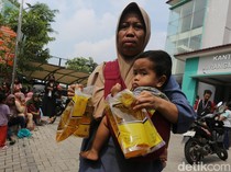 Warga Antre Bantuan Beras dan Minyak di Tangsel