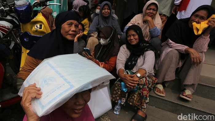 Warga penerima manfaat mengantre pembagian bantuan pangan (PBP) periode Februari dan Maret 2026 di Kantor Kelurahan Jurangmangu Timur, Tangerang Selatan, Selasa (31/3/2026). Kelurahan setempat menyalurkan bantuan kepada 1.536 penerima.