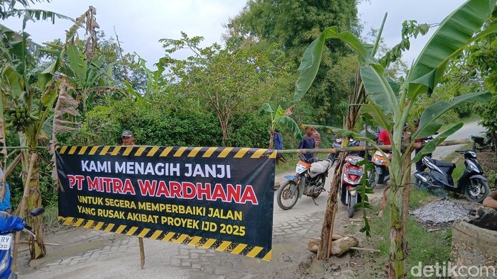 Warga Gunungrowo, Desa Sambongrejo, Kecamatan Tunjungan, Blora, aksi blokade jalan, Selasa (31/3/2026).