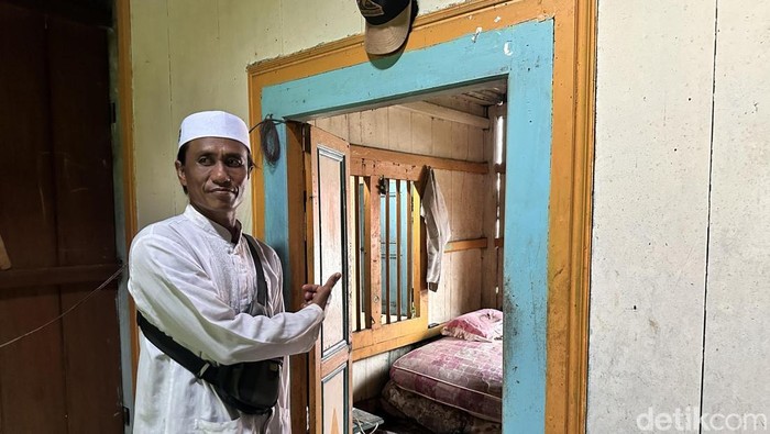 Warga saat menunjukkan lokasi penemuan mayat di Palembang