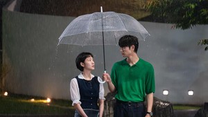 Dalam potongan gambar terbaru Yumis Cells 3, Yumi (Kim Go Eun) dan Soon Rok (Kim Jae Won) terlihat sedang kencan dan kena hujan. Momen ini terasa romantis karena Soon Rok rela basah demi memayungi Yumi. (Foto: dok. tvN)