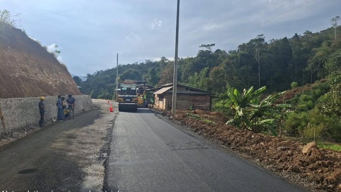 Akses jalan menuju Seko, Luwu Utara, mulai dibangun secara bertahap.