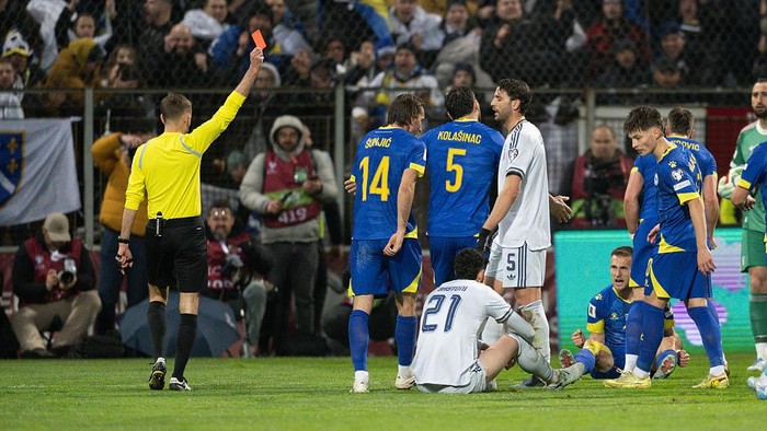 Alessandro Bastoni receives a red card during the FIFA World Cup 2026 Qualifying Play-off match between Bosnia and Herzegovina and Italy at Stadion Bilino Polje in Zenica, Bosnia and Herzegovina, on March 31, 2026. (Photo by Giacomo Cosua/NurPhoto vi