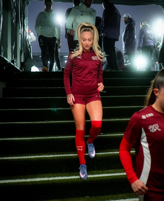 Dalam wawancara terbaru, Alisha mengungkap curhatnya. Bintang WSL Leicester City itu ternyata pernah memohon kepada ibu agar bisa berhenti main bola setelah mendapat berbagai komentar tidak menyenangkan di media sosial. Foto: Instagram @alishalehmann7