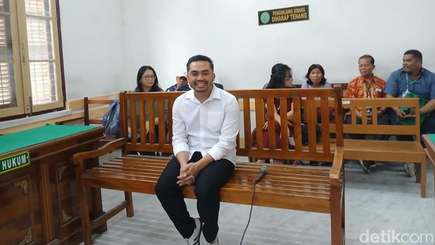 Amsal Sitepu berada di ruang sidang jelang sidang putusan (Juita Sinuhaji/detikcom) Amsal Sitepu berada di ruang sidang jelang sidang putusan (Juita Sinuhaji/detikcom)