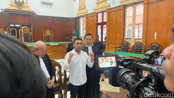 Amsal Sitepu menyampaikan pernyataan setelah divonis bebas oleh hakim PN Medan. (Finta Rahyuni/detikcom)