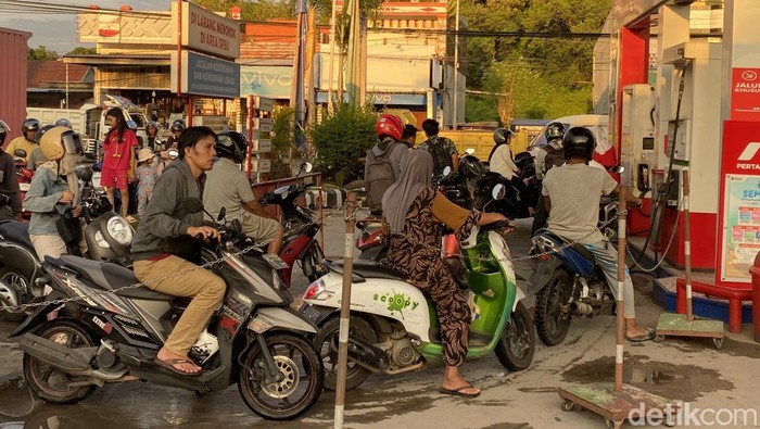 Antrean BBM di SPBU Parepare.