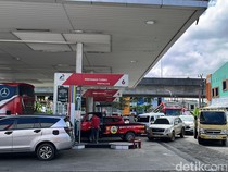 Harga BBM Tak Naik, Antrean Kendaraan di SPBU Pettarani Makassar Masih Padat