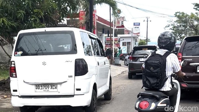 Antrean kendaraan mengisi BBM di salah satu SPBU di Pinrang.