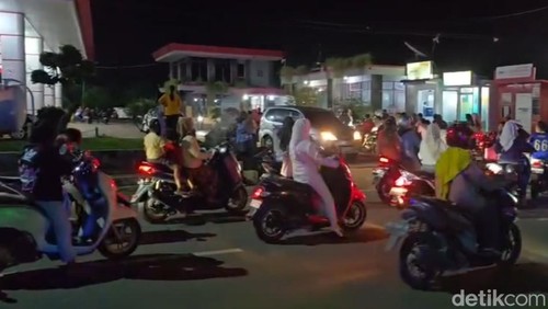 Antrian panjang kendaraan yang mengisi BBM di SPBU Taman Ria, Kota Bima, NTB pada Selasa (31/3/2026) malam. (Dok. Rafiin/detikBali)