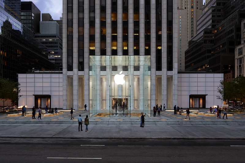 Apple Fifth Avenue, New York. Apple membuka dua lokasi ritel pertamanya pada tahun 2001, mengubah toko komputer tradisional menjadi tempat untuk penemuan, pembelajaran, dan komunitas.