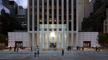 Apple Store (2001): Ubah Cara Jual Gadget. Apple membuka dua lokasi ritel pertamanya pada tahun 2001, salah satunya Apple Fifth Avenue, New York. Apple Store memperkenalkan pengalaman retail premium—bukan sekadar toko, tapi tempat mencoba teknologi. Foto: Apple