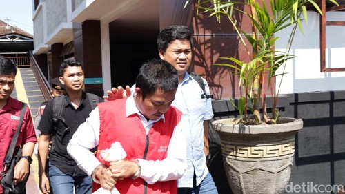 Arifin didampingi pengacaranya, Gde Manik Yogiartha (kanan), saat digiring ke mobil tahanan di PN Gianyar, Rabu (1/4/2026).