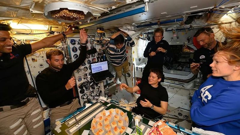Astronot Ini Bagikan Momen Bikin Kue di Luar Angkasa