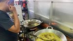 Rela Antre Demi Cicip Ayam Goreng Legendaris Favorit Nex Carlos!