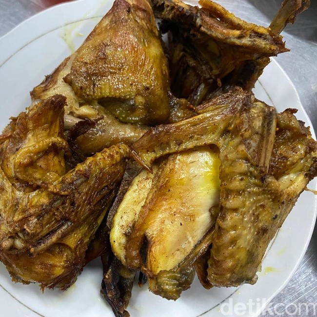 Rela Antre Demi Cicip Ayam Goreng Legendaris Favorit Nex Carlos!